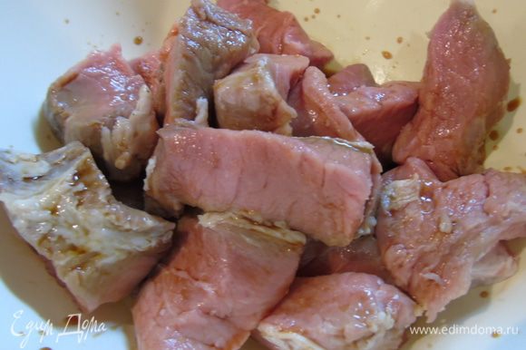 Мясо нарезаем на кусочки примерно одинаковой величины, и заливаем соусом терияки.