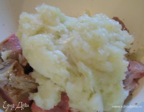 Лук измельчаем в блендере в кашицу, так больше всего выделится сока.    