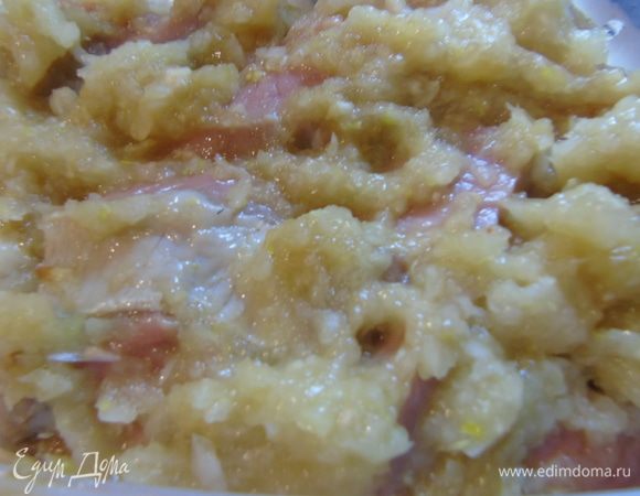 Хорошо обволакиваем каждый кусочек в лук и оставляем мариноваться на 5-6 часов.