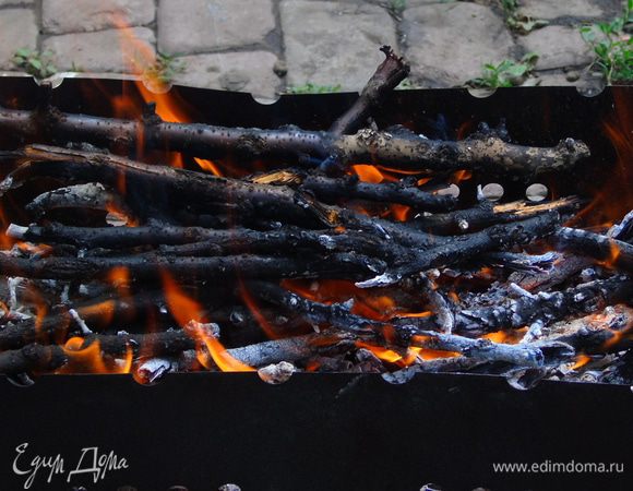 Разжигаем мангал, у меня старенький, походный, пикниковый)