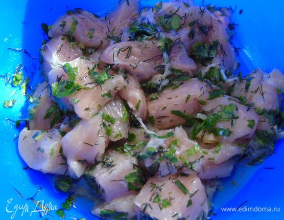 Мясо обрезать от кости, и нарезать кубиками. Добавить мелко нарезанную зелень (укроп и петрушка), 1 ст.л. крахмала и 2 ст.л. оливкового масла. Перемешать и отправить в холодильник на 2 часа.