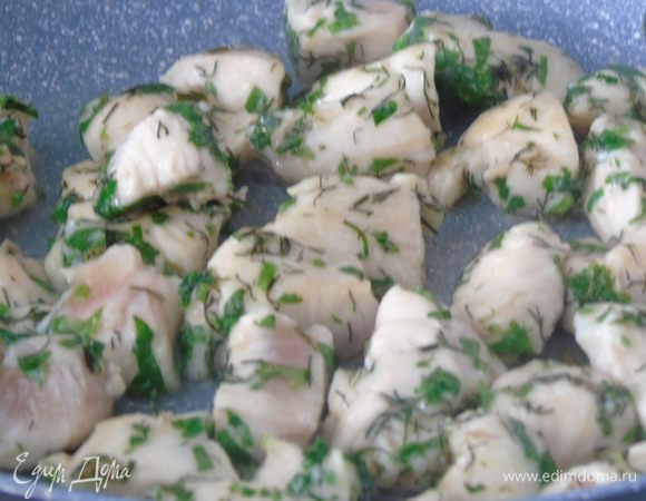 Через 2 часа обжариваем мясо на разогретой сковороде