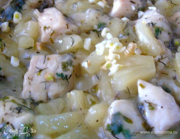 В конце добавляем чеснок, держим на огне 1 минуту и выключаем огонь. Накрываем крышкой и даем настояться минут 5-10.