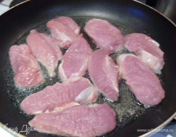 Мясо посолить, поперчить и обжарить. Грибы также обжарить с луком и сметаной.