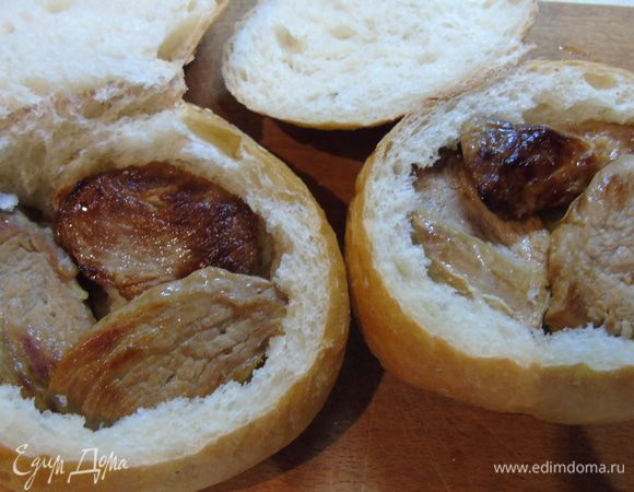 В булочке удаляем мякиш и выкладываем наше мясо.