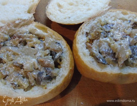 Сверху выкладываем обжаренные грибы с луком и сметаной.