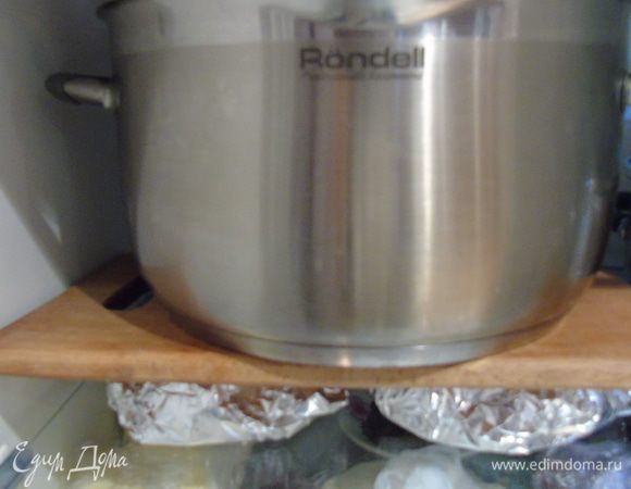 Ставим в холодильник под пресс, я для этого использовала кастрюлю с борщом))