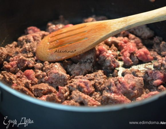 На горячей сковороде обжарить говяжий не жирный фарш.