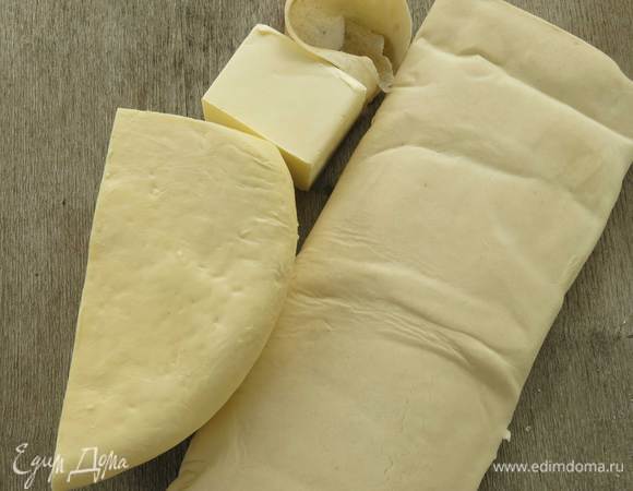 Подготовим сыр сулугуни — у меня домашний, спасибо хозяйке из Грузии, тесто слоеное, (в идеале тесто надо приготовить самой, но это дачный вариант, быстрый), соль и масло. Заранее готовим угли для хачапури, весь процесс подготовки сыра и теста займет 10-15 минут, предпочтительнее сразу отправить их на гриль.