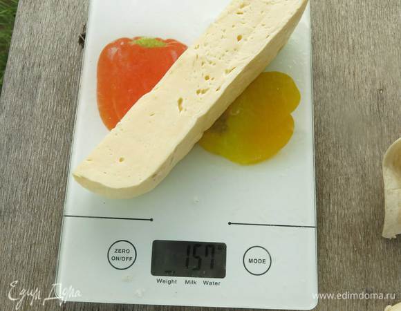 Нарезаем сыр на брусочки, на три порции 480-500 г.