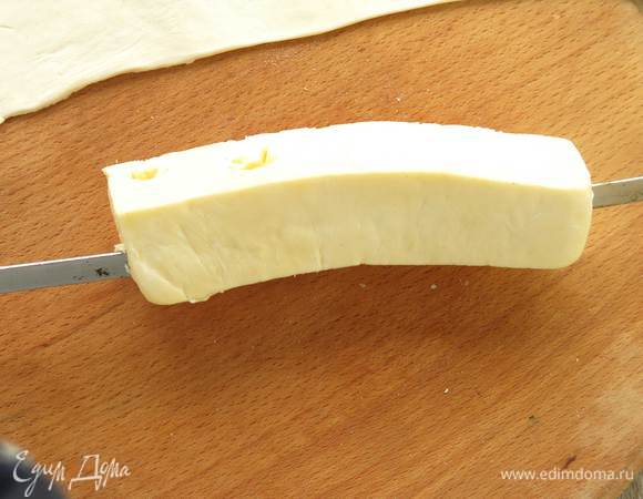 Надеваем сыр на шампур, первый образцовый из целого кусочка сулугуни. Если сыр не получается разрезать на большие брусочки, нарезаем на 2-3 кусочка и надеваем их плотно на шампур. При необходимости солим.