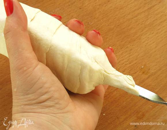 Заворачиваем сыр в тесто, закрепляем край.