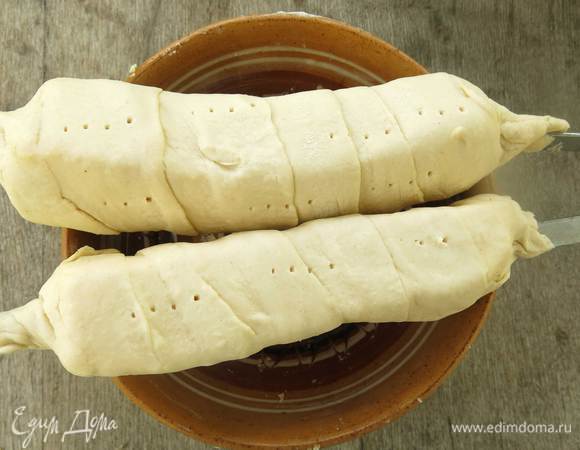 Прокалываем тесто вилкой.