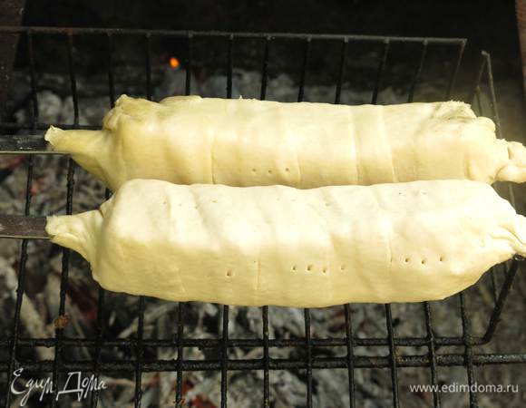 Угли готовы и дают жар, кладем хачапури на решетку. Переворачиваем периодически хачапури, 15 минут и блюдо готово. Смазываем тесто маслом (факультативно) и подаем горячими. Вкус горячих свежеприготовленных хачапури попробовала в Грузии пару лет назад, с тех пор это блюдо в различных вариациях прописалось на столе. На гриле хачапури в Грузии не пробовала, рецепт сборная солянка, так что меняйте тесто на любимый домашний рецепт, сыр, можно и более рыхлый имеретинский, или пробуйте этот вариант, все будет вкусно. Такие хачапури готовила не один раз в прошлом году, результат отменный, пробовала надевать измельченную массу сыра на шампур, форму держит хуже, но также вкусно. В этом году дождливый май не дает пока повторить блюдо, всем желаю хорошей погоды и ярких пикников. Приятного аппетита!