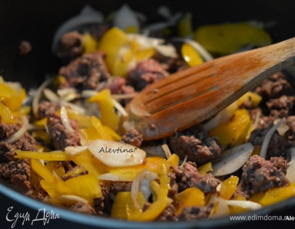 Добавить нарезанный тонко лук (небольшая луковичка), небольшой сладкий перец очищенный и тонко нарезанный, чеснок.