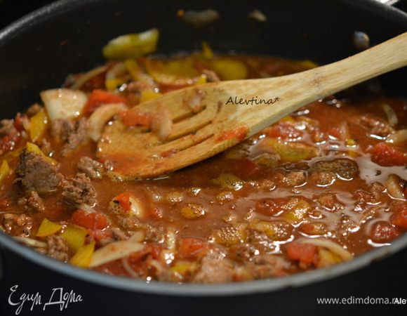 Добавим банку томатов 400 г, нарезанные кубиками, рутбир/корневое пиво, специи, томатную пасту, острый соус чипотли или тот что у вас есть, кумин и бульонный кубик. Довести до кипения. Убавить огонь, закрыть крышкой и готовить 30 мин.