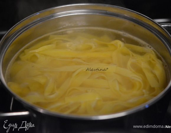 Приготовим до полной готовности спагетти или вашу любимую пасту.