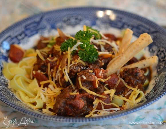 Подаем чили с готовой пастой, зеленью, тертым сыром, кукурузными чипсами, сметаной, зеленым луком колечками. Приятного аппетита.