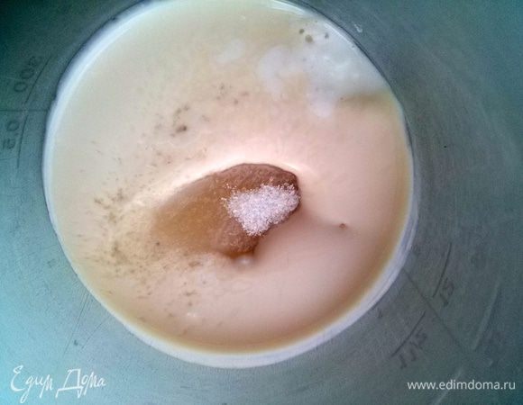 Добавьте в ряженку соду, сахар и соль. Вместо ряженки можно использовать кефир.