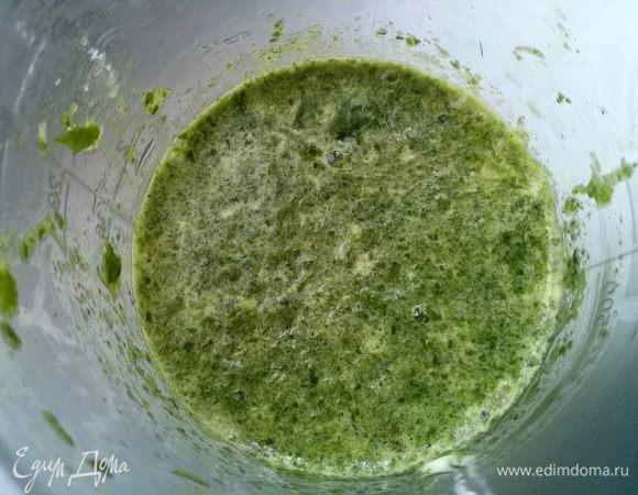 Свежий шпинат тщательно промойте холодной водой, обсушите и крупно порубите. Добавьте шпинат в ряженку и измельчите в блендере. Слегка взбейте яйца, перемешайте с шпинатной смесью.