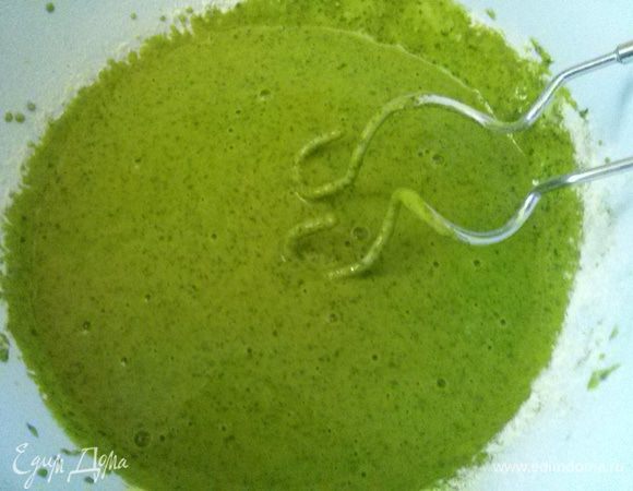 Просейте муку и перемешайте. Отставьте настояться 7-10 минут.