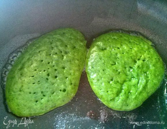 Разогрейте на сковороде масло. Жарьте оладьи на среднем огне с двух сторон до легкого румянца.