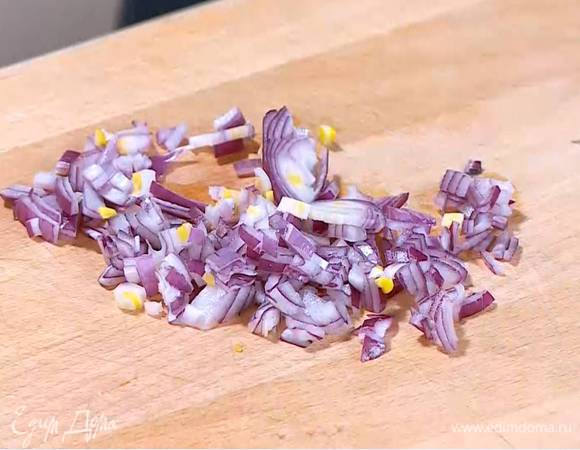 Красный лук и чеснок почистить и мелко порубить.