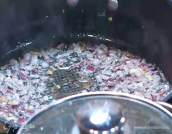 Разогреть в сковороде оливковое и сливочное масло и на медленном огне обжарить лук и чеснок до прозрачности.