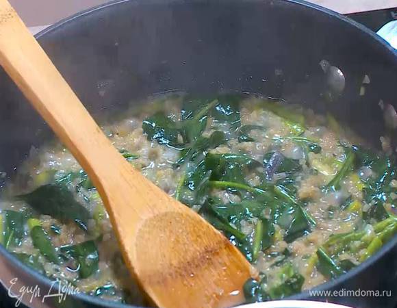 Добавить в сковороду шпинат и прогревать все до готовности булгура.