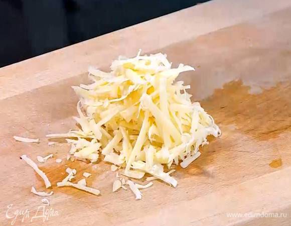 Сыр натереть на крупной терке.