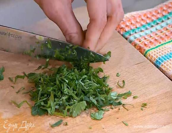 Петрушку мелко порубить.