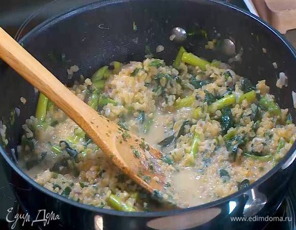 Сыр всыпать к булгуру со спаржей, все перемешать, затем снять сковороду с огня, добавить петрушку и еще раз перемешать.