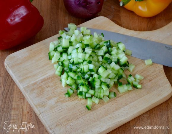 Огурец нарезать мелкими кубиками — чем меньше, тем лучше. По рецепту рекомендуется использовать длинный огурец (где-то встречала, что это голландский сорт огурцов).