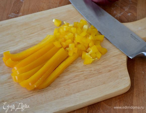 Затем разрезать пополам и удалить семена у сладкого перца (красного и желтого), нарезать полосками и также на маленькие кубики. Стараемся нарезать все овощи одинаково размера.