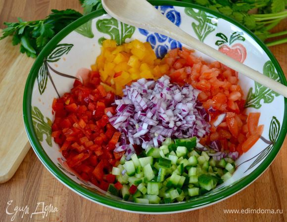 В миску сложить все нарезанные кубиками овощи — перцы, огурец, лук, и помидоры...