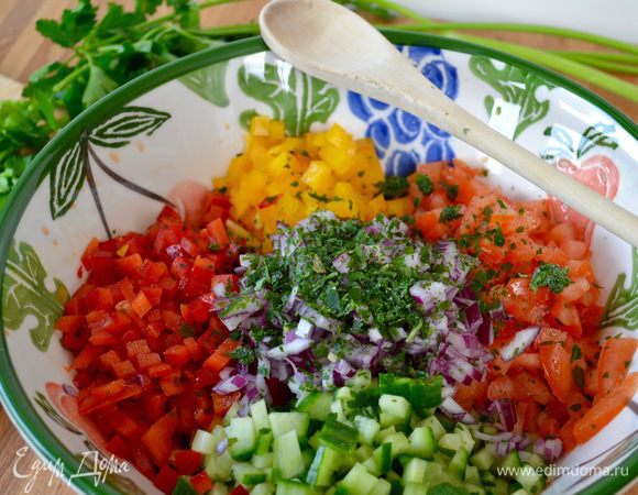 Добавить в салат измельченную петрушку, посолить и сбрызнуть немного лимонным соком.