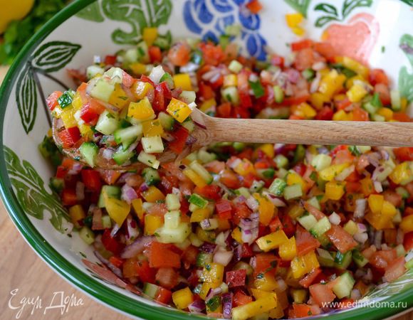 Полить овощи по вкусу оливковым маслом и осторожно перемешать. Можно немного охладить салат и подавать!