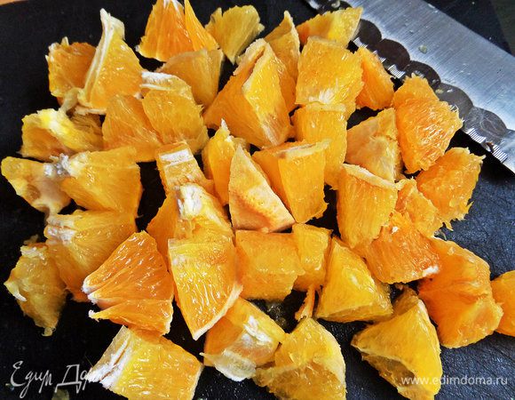 Для начинки апельсин очистить, нарезать кусочками.