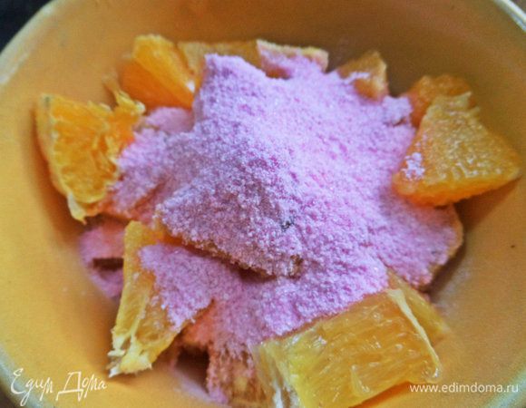 Пересыпать сухим клюквенным киселем или крахмалом с сахаром.