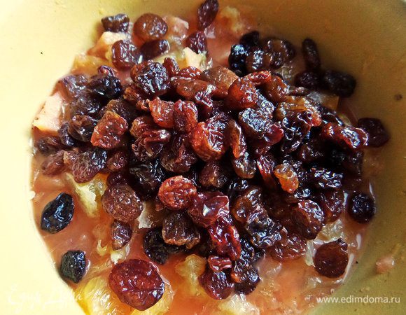 Изюм промыть, отжать, высыпать к апельсину.