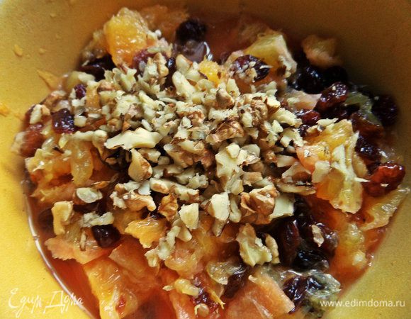 Грецкие или любые другие орехи порубить тоже в начинку.