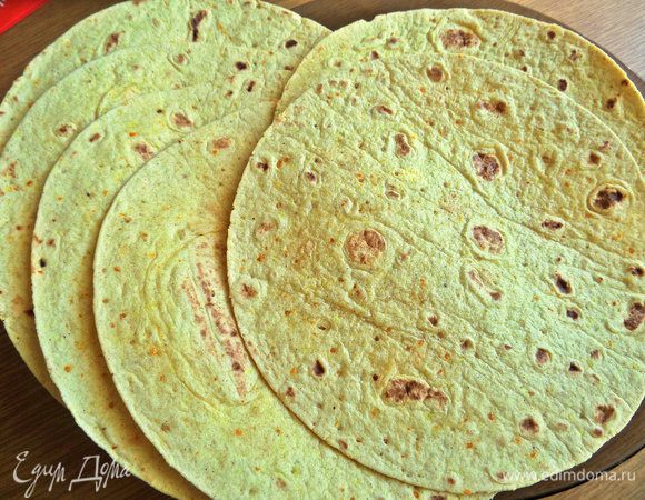 Для основы нужен листовой лаваш или, как у меня, кукурузные тортильи.