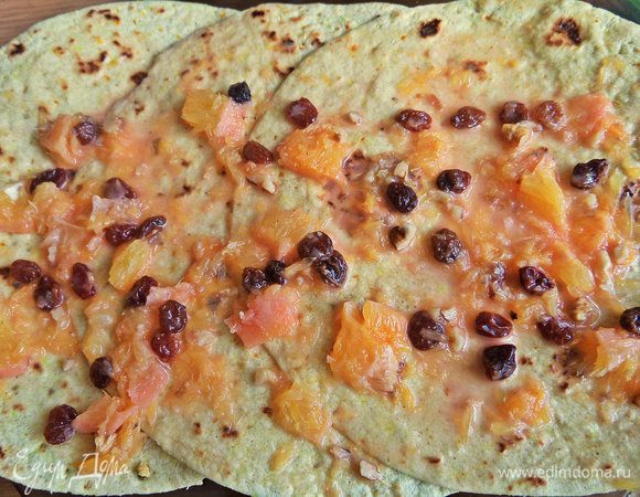 Раскладываем тортильи внахлест в соответствии с вашей формой, по 3 штуки на штрудель.