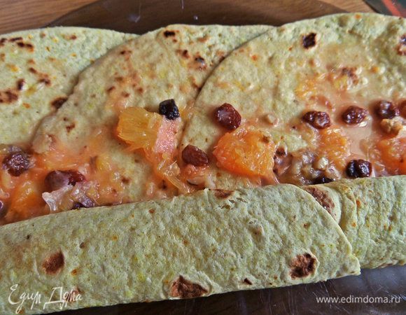 Сворачиваем плотно в рулет.