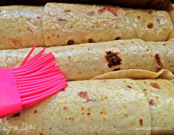 Смазываем обильно кисточкой с маслом (можно сливочным).