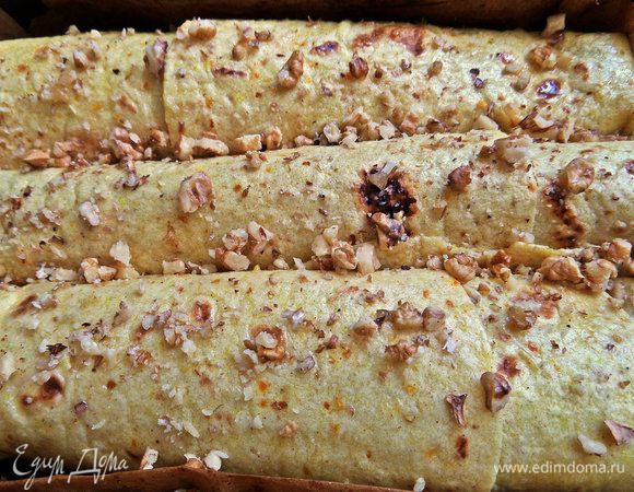 Присыпаем ореховой крошкой.