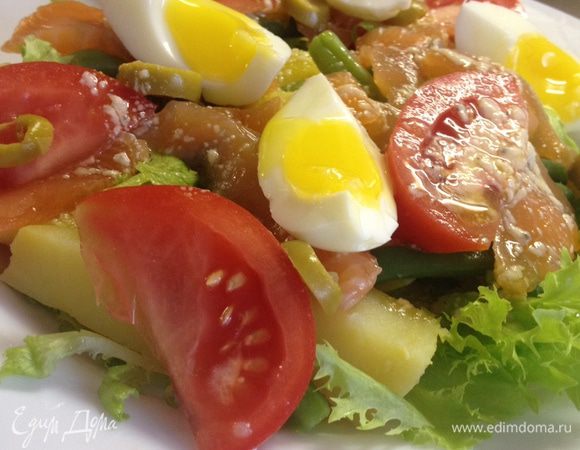 Собираем салат: на тарелку выкладываем листья салата, картофель, помидоры, стручковую фасоль, семгу, оливки. Сверху поливаем заправкой и красивенько выкладываем яйца. 