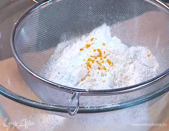 Пшеничную и кукурузную муку перемешать с разрыхлителем, куркумой и солью, просеять все через сито.