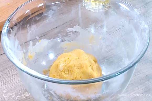 Добавить лимонную цедру, сахарную пудру, яйцо и желток, влить молоко и вымешать тесто.