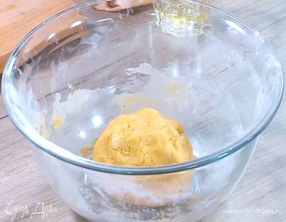 Добавить лимонную цедру, сахарную пудру, яйцо и желток, влить молоко и вымешать тесто.